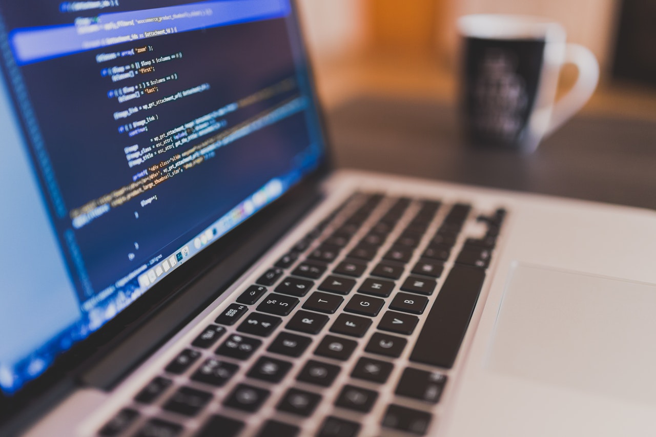 Développement JS : quelles différences entre Angular et React ?