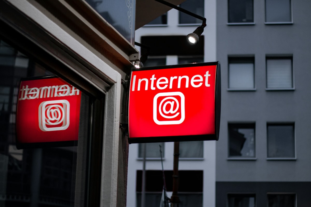 Colère des habitants de Loire-Atlantique : 7 semaines sans internet fibre optique, ils manifestent devant Orange