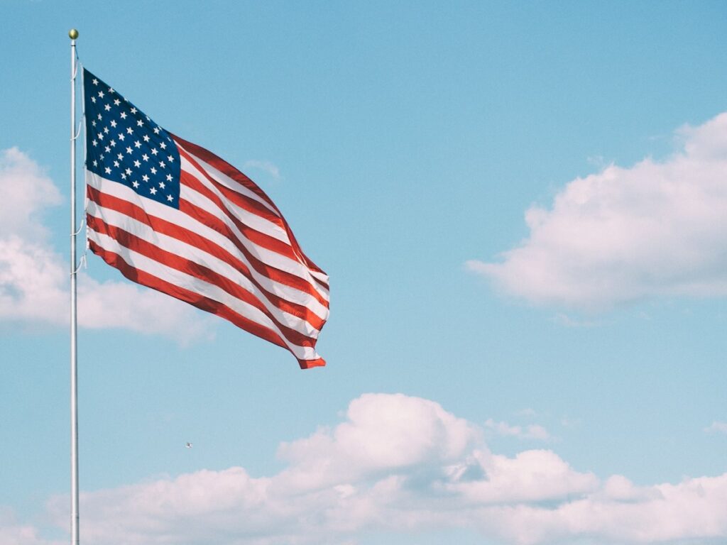 Drapeau américain flottant dans les airs