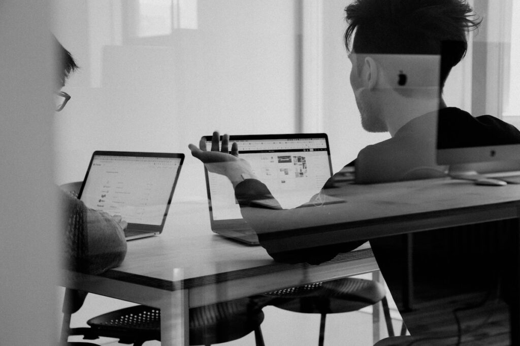 Des professionnels utilisant un Mac