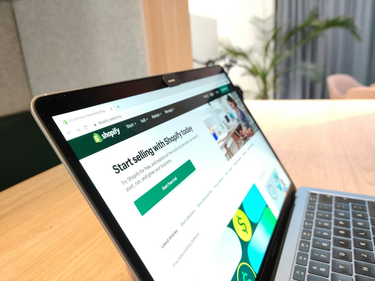 Chez Shopify, l’usage de l&rsquo;IA devient un impératif professionnel