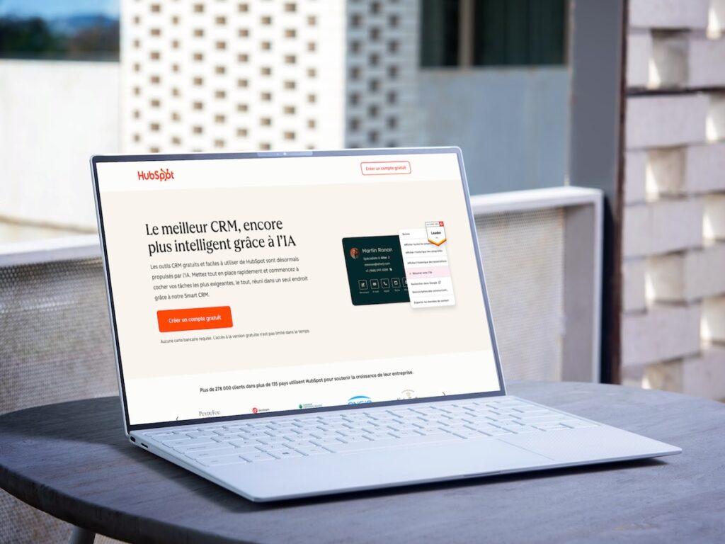 Un PC portable affichant Hubspot CRM sur son écran